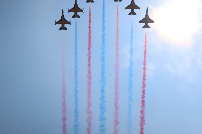 The Black Eagles, the aerobatics team of the Republic of Korea Air Force, on Aug. 6 put on a 30-minute show in the sky over the campsite of the 25th World Scout Jamboree in Saemangeum.The planes caught the eyes of scouts by forming heart and rainbow shapes under the theme 