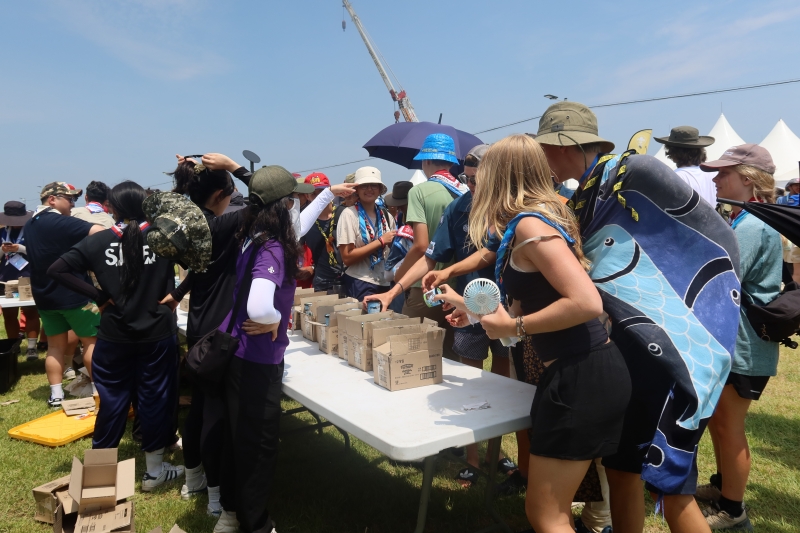 World Scout Jamboree participants on Aug. 6 in Saemangeum receive around 20,000 servings of ice cream to cool off from the heat wave after watching the air show bythe Republic of Korea Air Force's flying team Black Eagles. 