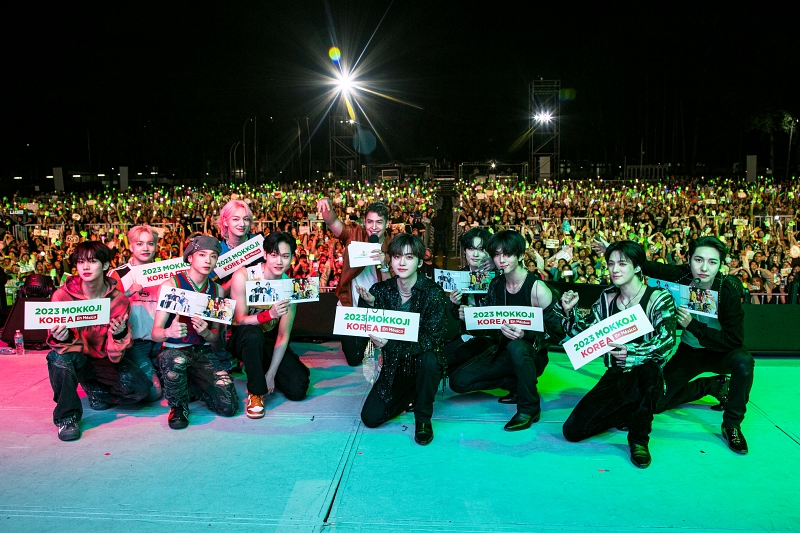 The boy bands MCND and NCT DREAM in October last year take a photo at the 2023 Mokkoji Korea in Mexico City, Mexico. (Mokkoji Korea's official Facebook)