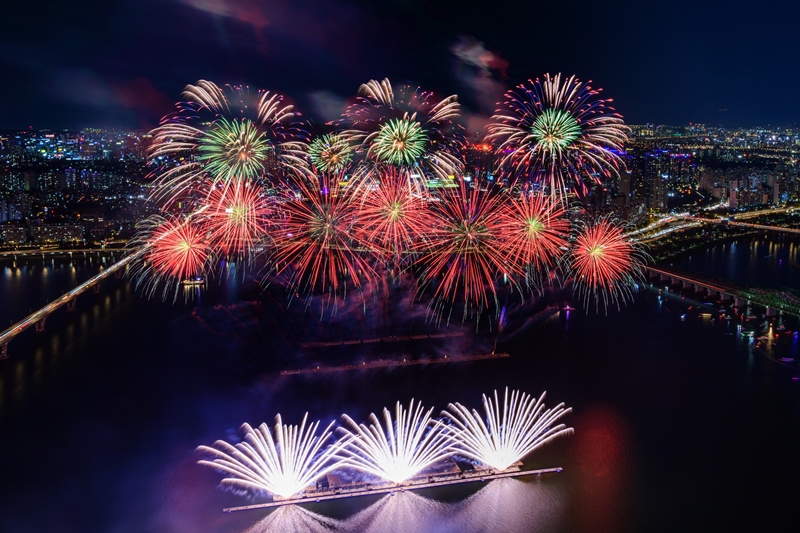 The Seoul International Fireworks Festival will be held on Oct. 5 at Yeouido Hanggang Park in the capital. Shown is a scene from last year's event. (Hanwha Group)  