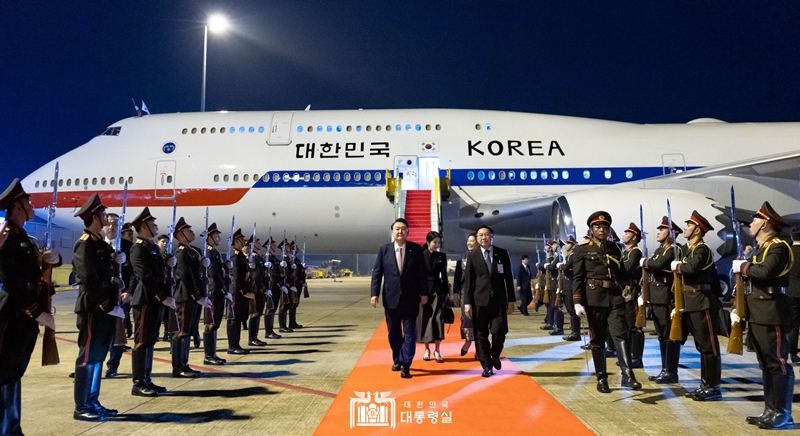 President Yoon Suk Yeol on Oct. 9 arrives in the Laotian capital of Vientiane to attend the ASEAN (Association of Southeast Asian Nations) Summit. (Office of the President)  