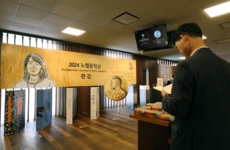 A visitor on Oct. 14 browses through Han Kang's novel 