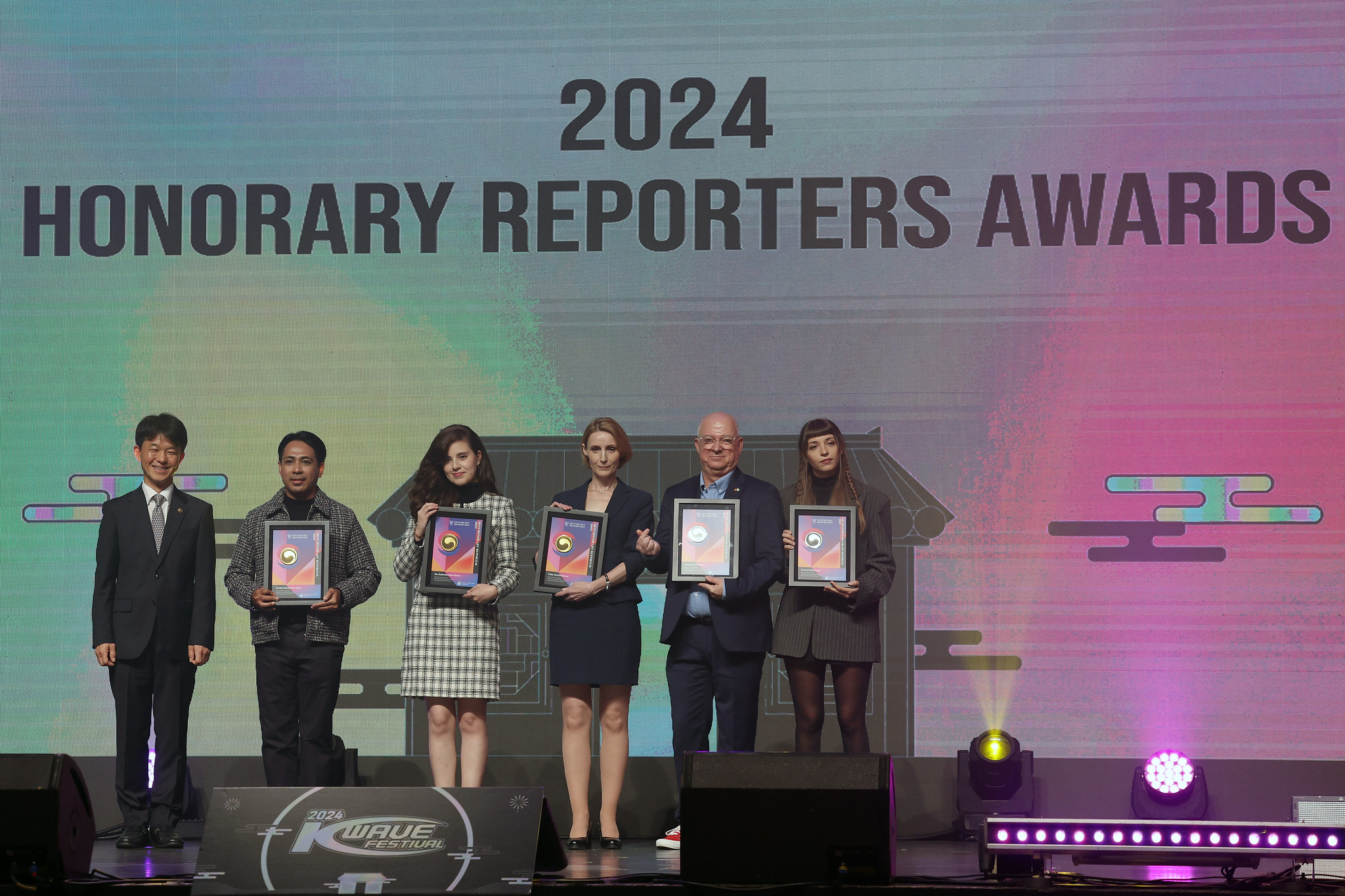 Vice Minister of Culture, Sports and Tourism Yong Hoseong (far left) on Nov. 2 takes a photo with five award-winning Honorary Reporters of Korea.net at the K-Wave Festival held at Yes 24 Live Hall in Seoul's Gwangjin-gu District. 