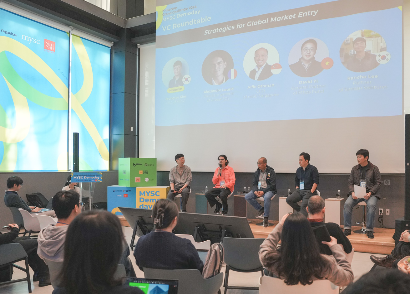 Mentors are sharing strategies for global market entry with the participants during the event's venture capital roundtable.