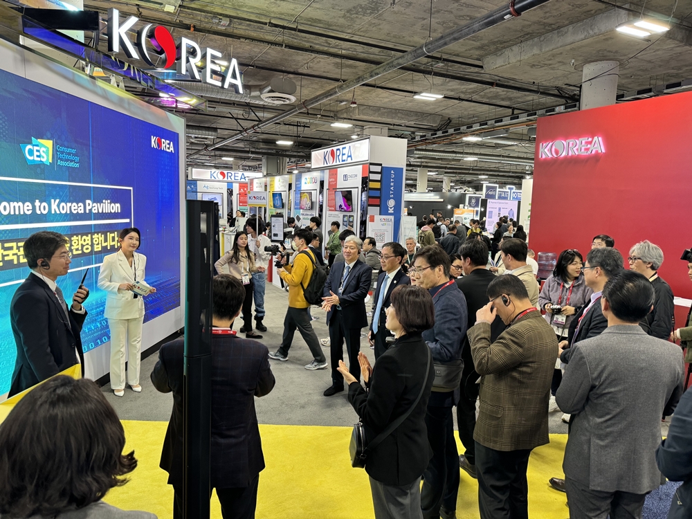 The Korea Trade-Investment Promotion Agency (KOTRA) on Dec. 10 said the initial results announced by the Consumer Technology Association of the U.S. found that 129 domestic companies received Consumer Electronics Show (CES) Innovation Awards out of 292 combined. Shown is a scene in January from this year's CES in Las Vegas. (KOTRA)  