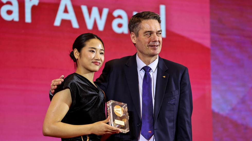 An Se Young on Dec. 9 takes a photo with Badminton World Federation (BWF) President Poul-Erik Larsen at the federation's awards ceremony in Hangzhou, China. (BWF)