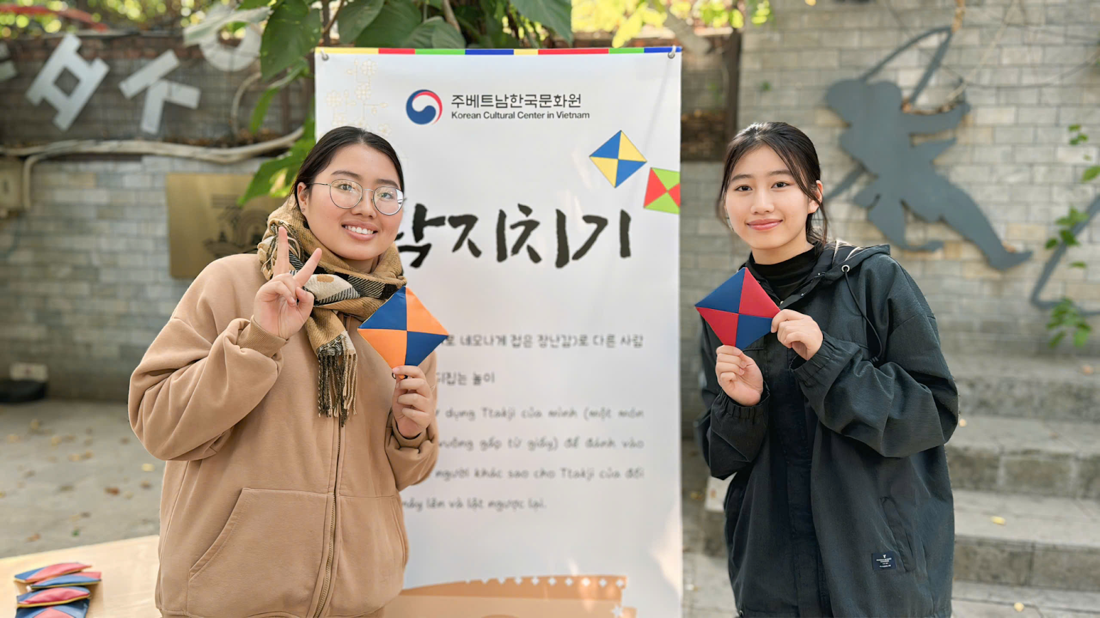 Nguyen Thi Yen Nhi (left) expresses her enthusiasm for Ddakji at ‘Traditional Korean Games Experience Day’ 