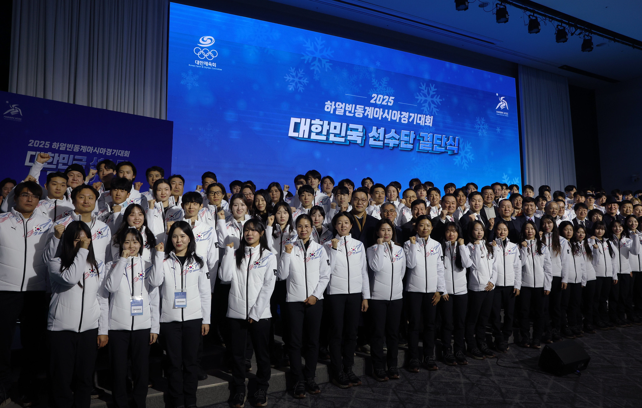 Minister of Culture, Sports and Tourism Yu In Chon poses for a photo on Jan. 24 in the Olympia Hall of the Seoul Olympic Parktel in the Songpa-gu District of the capital, with participants in the launch ceremony for the national team competing in the 2025 Asian Winter Games to be held in Harbin, China.  