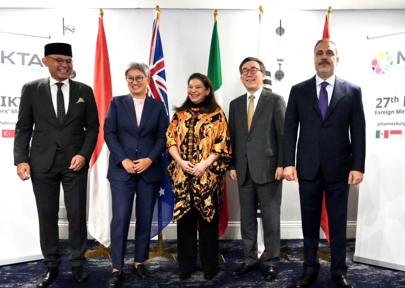 Minister of Foreign Affairs Cho Tae-yul (second from right) on Feb. 20 poses for a group photo at a meeting of foreign ministers from MIKTA member countries on the sidelines of the Group of 20's foreign ministers' talks in Johannesburg, South Africa. (Ministry of Foreign Affairs)