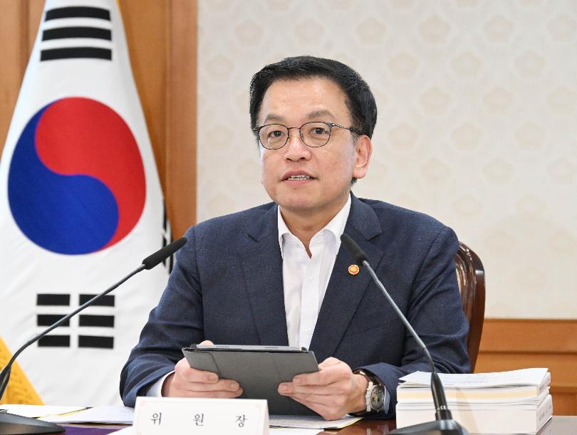 Acting President Choi Sang Mok, who is also deputy prime minister and minister of economy and finance, on Feb. 20 gives a speech at a meeting of the Committee for International Development Cooperation at Government Complex-Seoul in Seoul's Jongno-gu District. (Ministry of Economy and Finance)