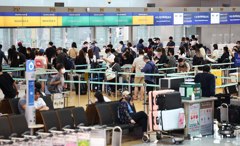 Inbound foreign visitors can submit an e-Arrival card up to three days before their arrival. Shown is the crowded departure hall at Terminal 1 of Incheon International Airport. (Yonhap News)