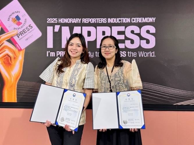 Together with Filipina Honorary Reporter Mylene Baybayan Jeon, we proudly show our certificates of appointment as Honorary Reporters for 2025, wearing our own style of modern Filipiniana. 