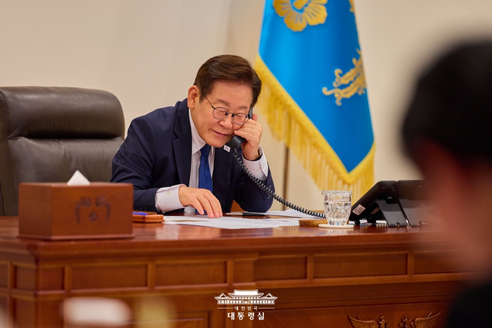 ﻿President Lee Jae Myung on Sept. 4 holds a telephone conversation at his office in Seoul with Mongolian President Ukhnaagiin Khurelsukh. (Office of the President)  