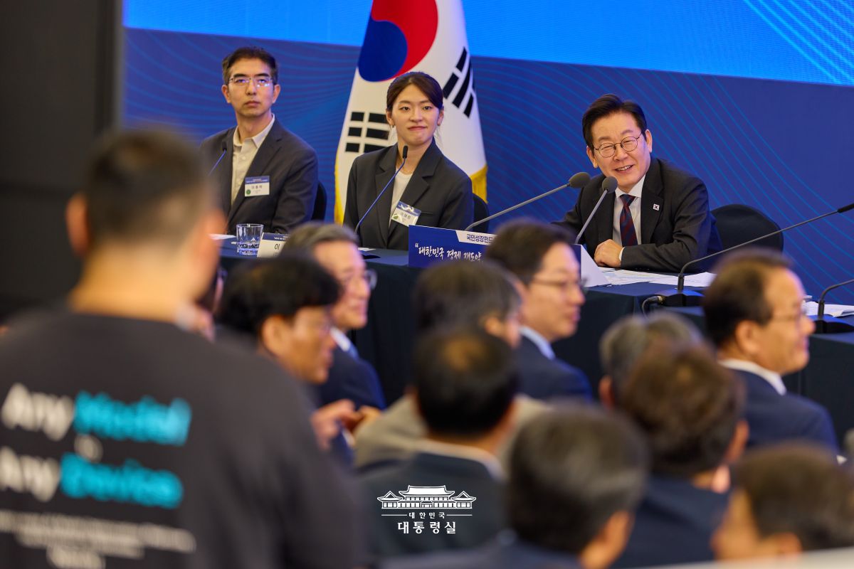 President Lee Jae Myung (right) on Sept. 10 attends a conference on the National Growth Fund at the startup support center Front1 in Seoul's Mapo-gu District. (Office of the President