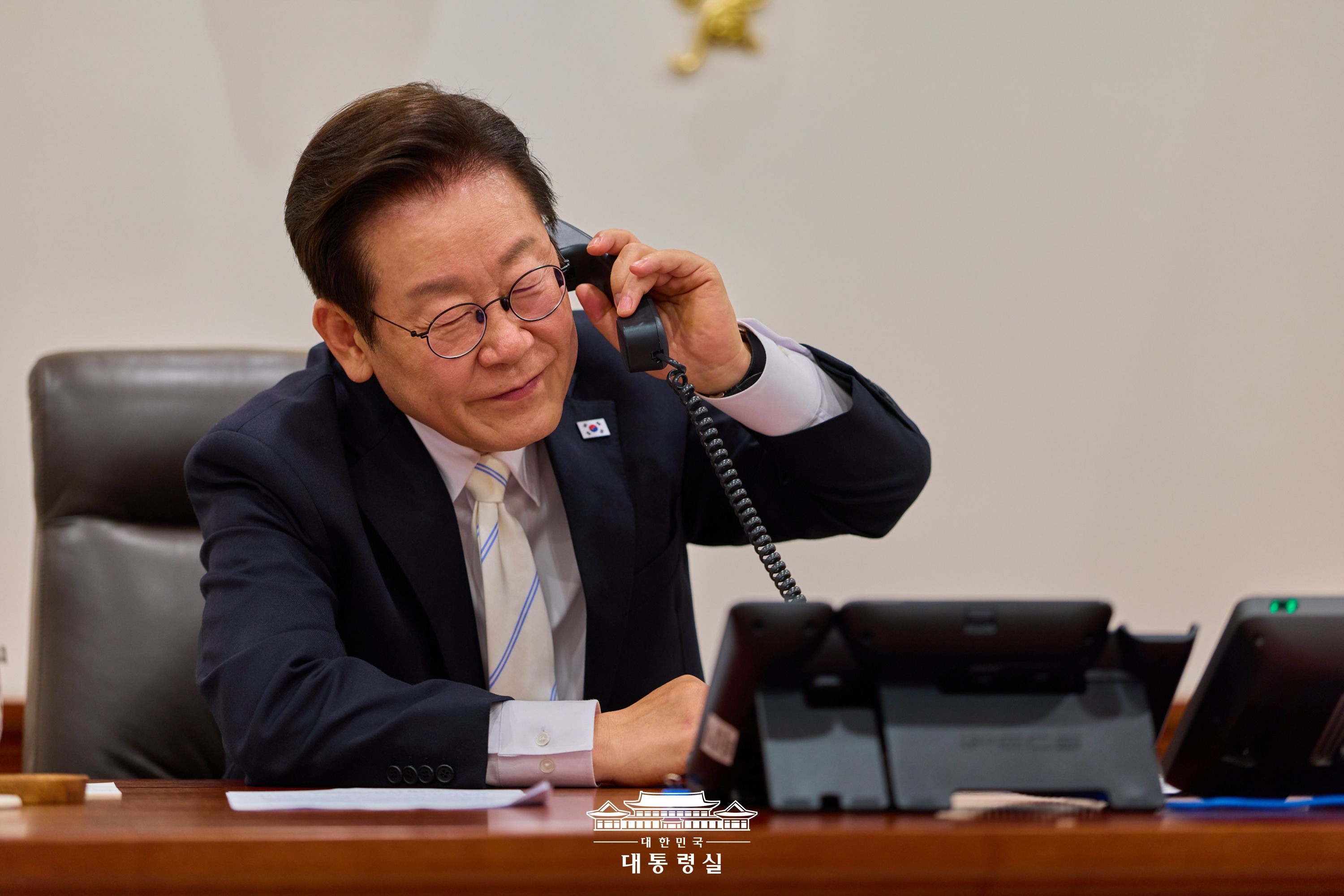 ▲ 이재명 대통령이 11일 프랑스와 폴란드 정상과 취임 후 각각 첫 통화를 했다고 대통령실이 밝혔다. 사진은 이재명 대통령이 도날드 투스크 폴란드 총리와 통화하는 모습. 대통령실