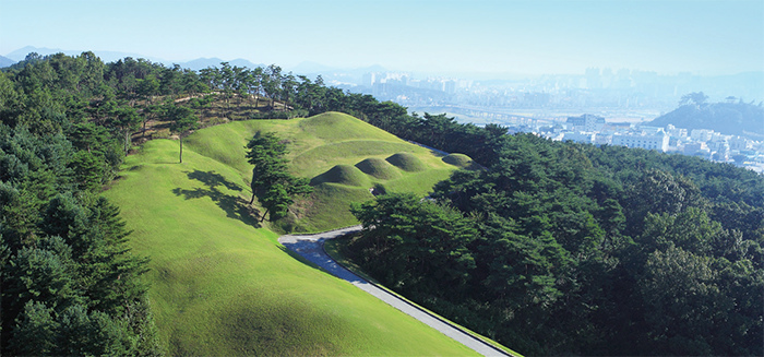 <B>1. Royal Tombs in Songsan-ri.</b> The Songsan-ri tombs contain the graves of kings and royal families during the Ungjin period (475–538), seven of which have been restored including the Tomb of King Muryeong.