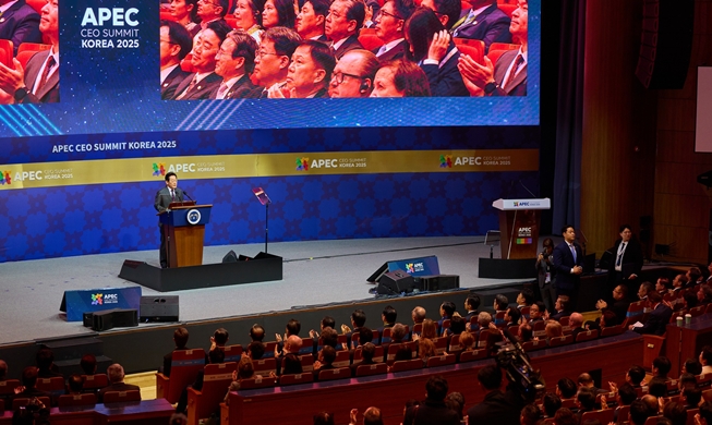 President Lee, BTS' RM give speeches to open APEC CEO Summit