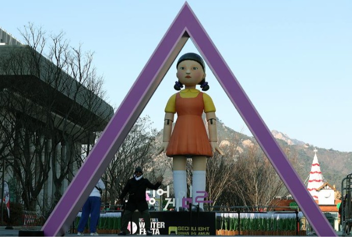 Menacing 'Squid Game' robot at Gwanghwamun Square