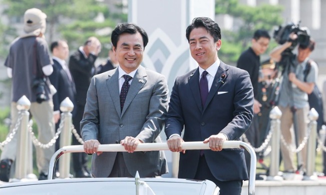 Defense chief, Japan agree to expand exchanges, cooperation in AI