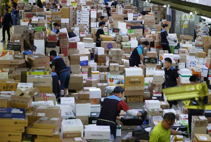 Busy mail center ahead of Chuseok