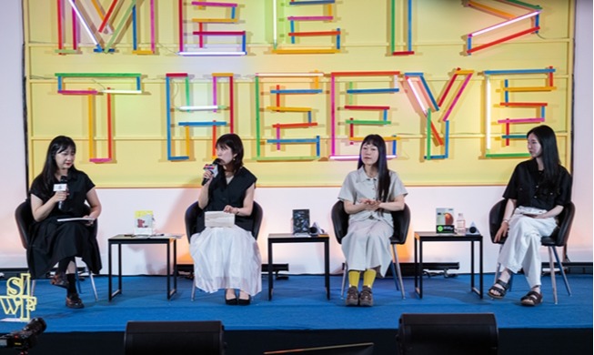 3 writers at Seoul festival discuss smartphone use in literature