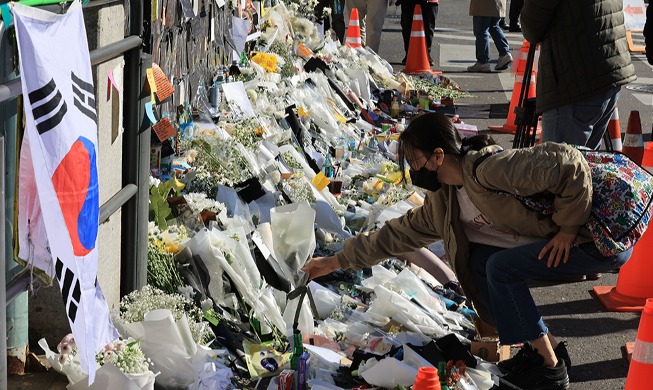 Laying flowers to remember those who died in Itaewon incident