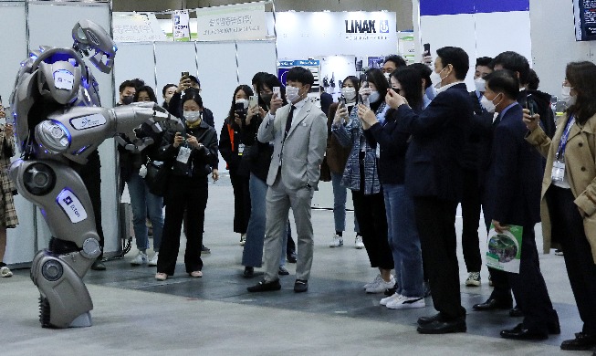 [Korea in photos] Entertainer robot Titan charms crowd