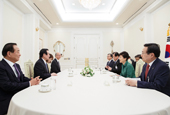 President meets Japan-Korea lawmaker union leader 