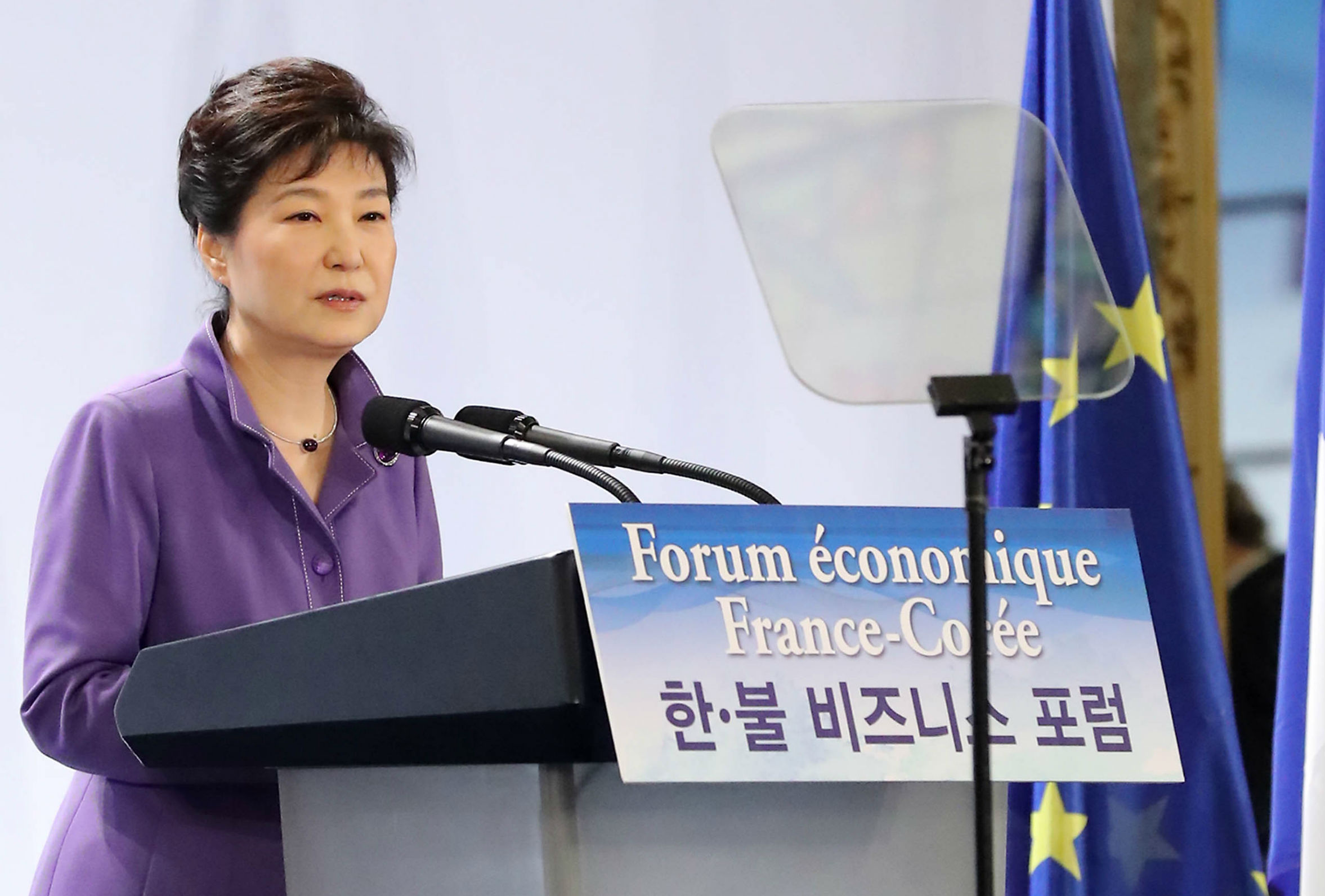 Park vows to boost startups by young people from S. Korea, France 