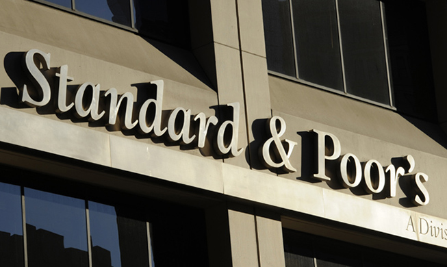 S&P raises Korea's credit rating one level to AA