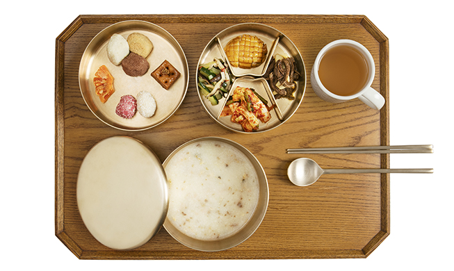 Enjoy Joseon midnight snacks at Gyeongbokgung