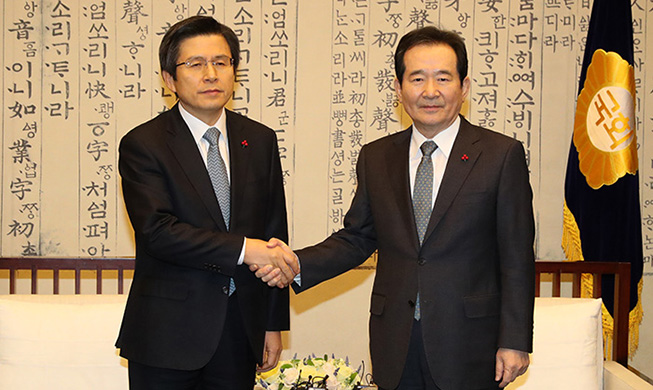 Acting President Hwang pledges sufficient communication with parliament 