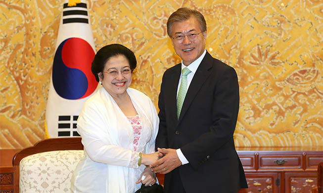 President Moon meets with former Indonesian president 