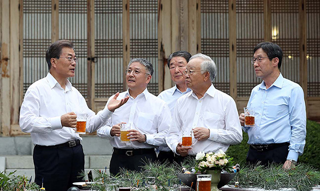 President Moon shares economic philosophy with entrepreneurs