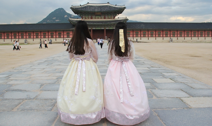 Is there a proper way to wear Hanbok? 