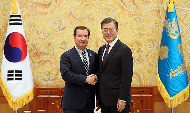 President Moon meets U.S. foreign affairs committee chairperson