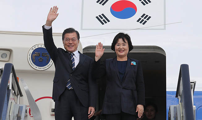 President Moon, first lady arrive in Russian Far East