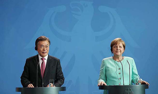 Moon congratulates Merkel on fourth victory