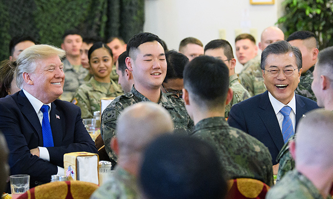 President Moon, Trump visit US military base Camp Humphreys