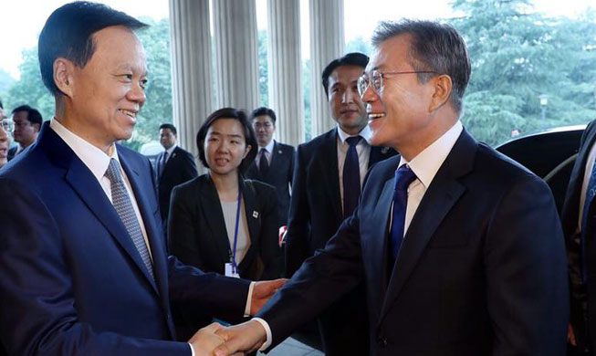 President Moon meets Chongqing governor