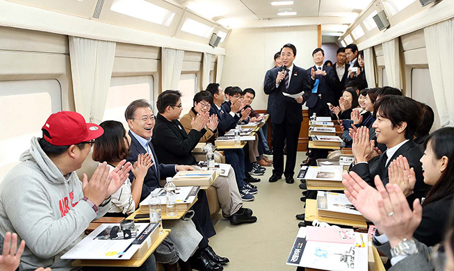 President Moon boards KTX with PyeongChang supporters