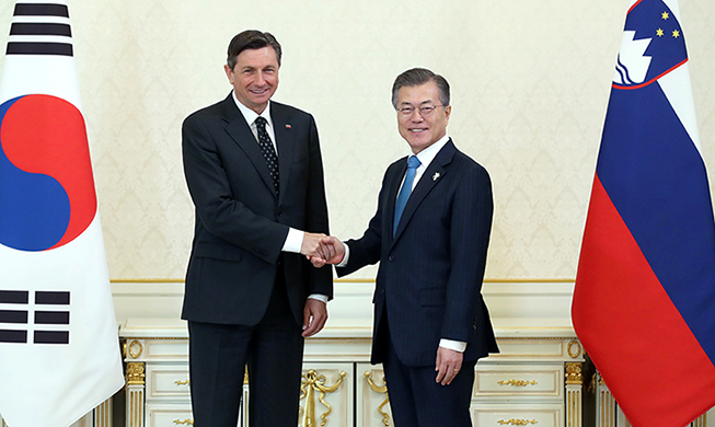 President Moon holds summit with Slovenian counterpart