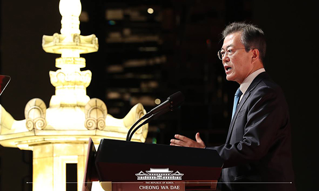 President Moon asks Buddhists to join peacemaking on peninsula