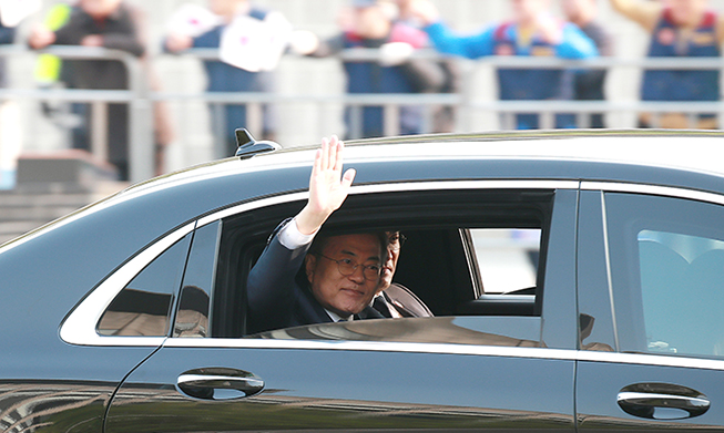 President Moon leaves for Panmunjeom