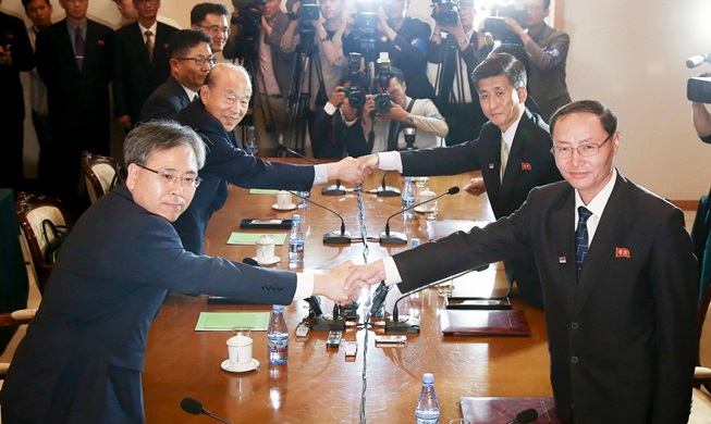 Two Koreas agree to family reunions in August