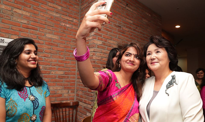 First lady enjoys Bollywood with Indian students