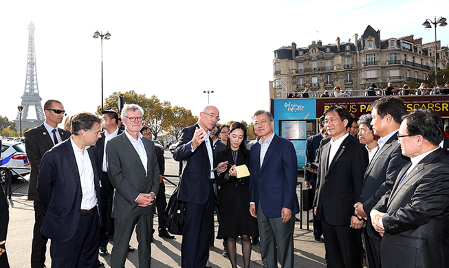 President Moon meets local Koreans, test rides Korean fuel cell car in Paris