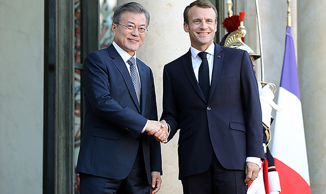 President Moon asks France to play an active role in easing sanctions on N.K.