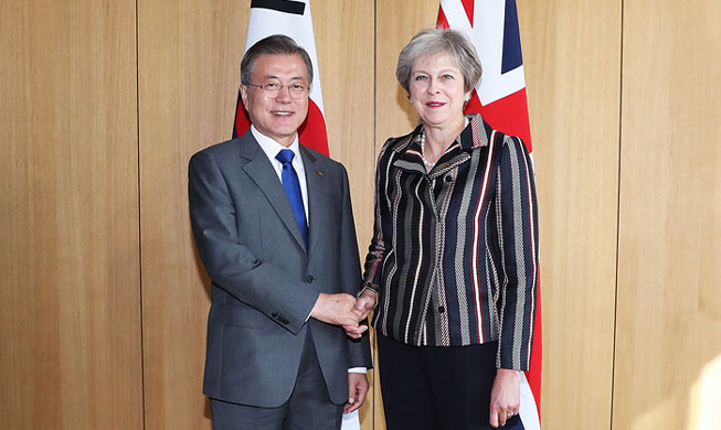 President Moon holds summit talks with the U.K. Prime Minister