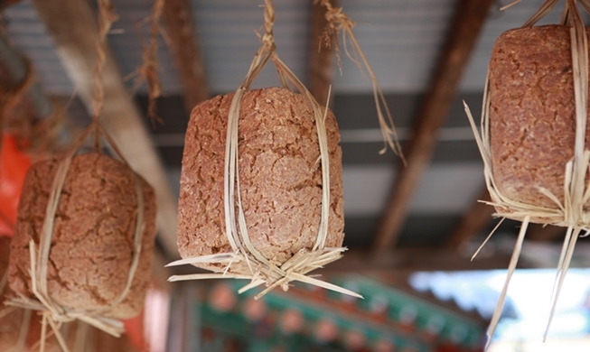 Making soybean paste becomes a national heritage item